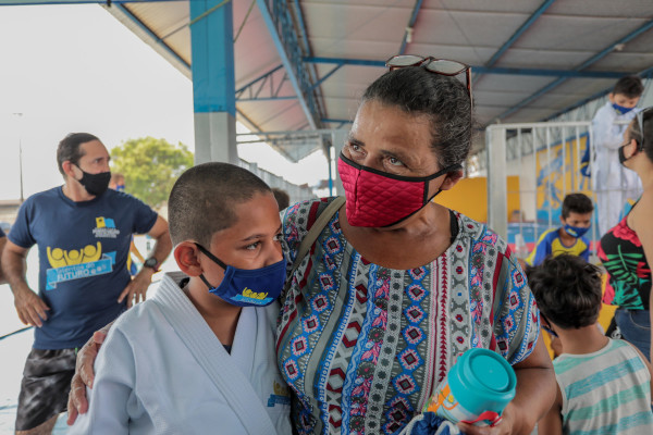 O neto de Maria Rodrigues há dois anos participa das atividades