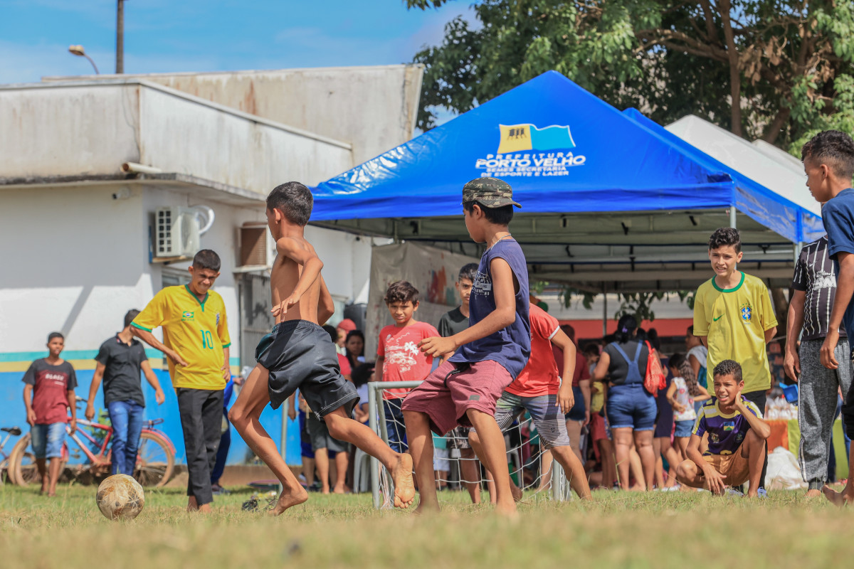 Entre as atividades, o futebol organizado com a garotada é um dos atrativos