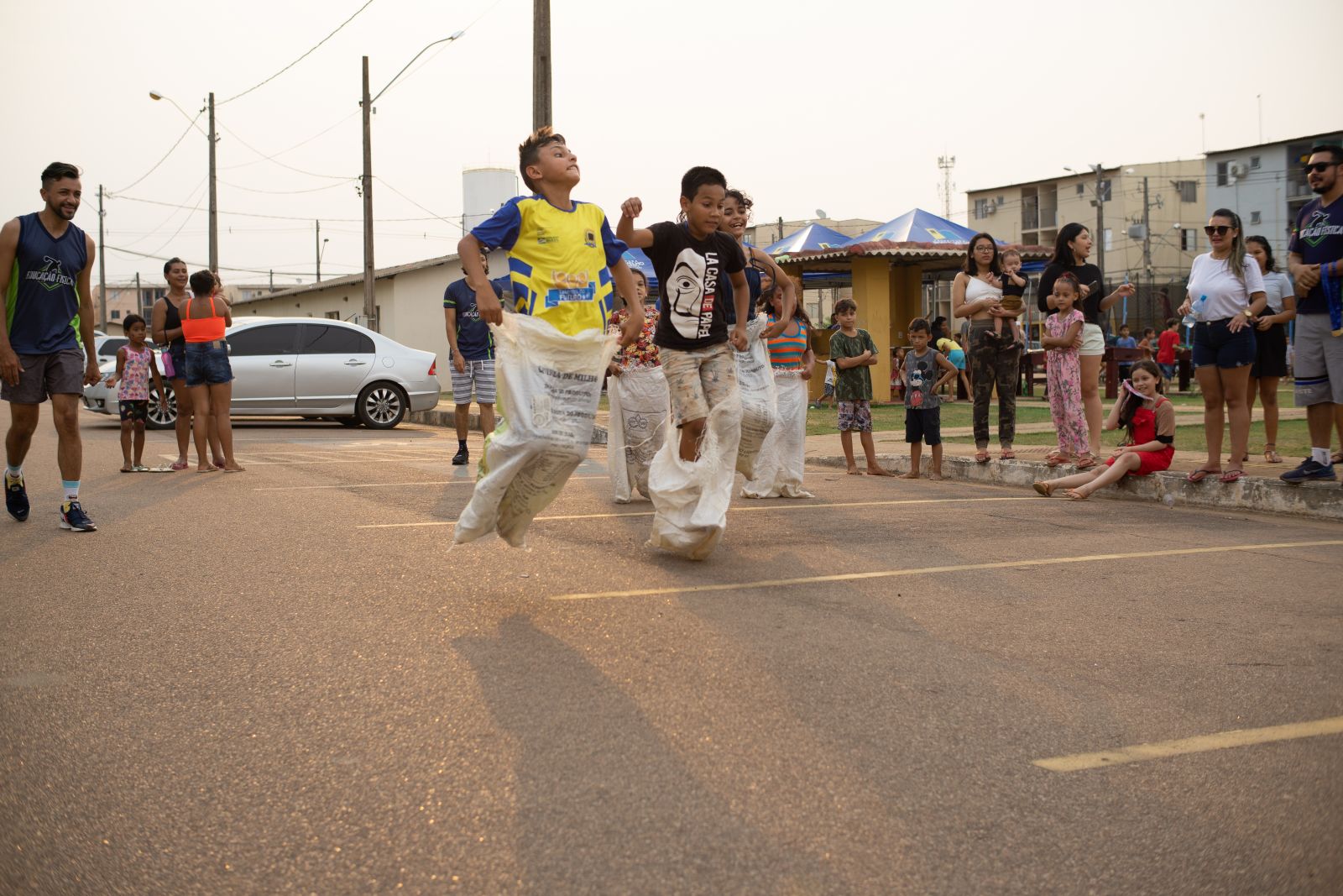 Corrida de saco e outra brincadeiras envolveram as crianças