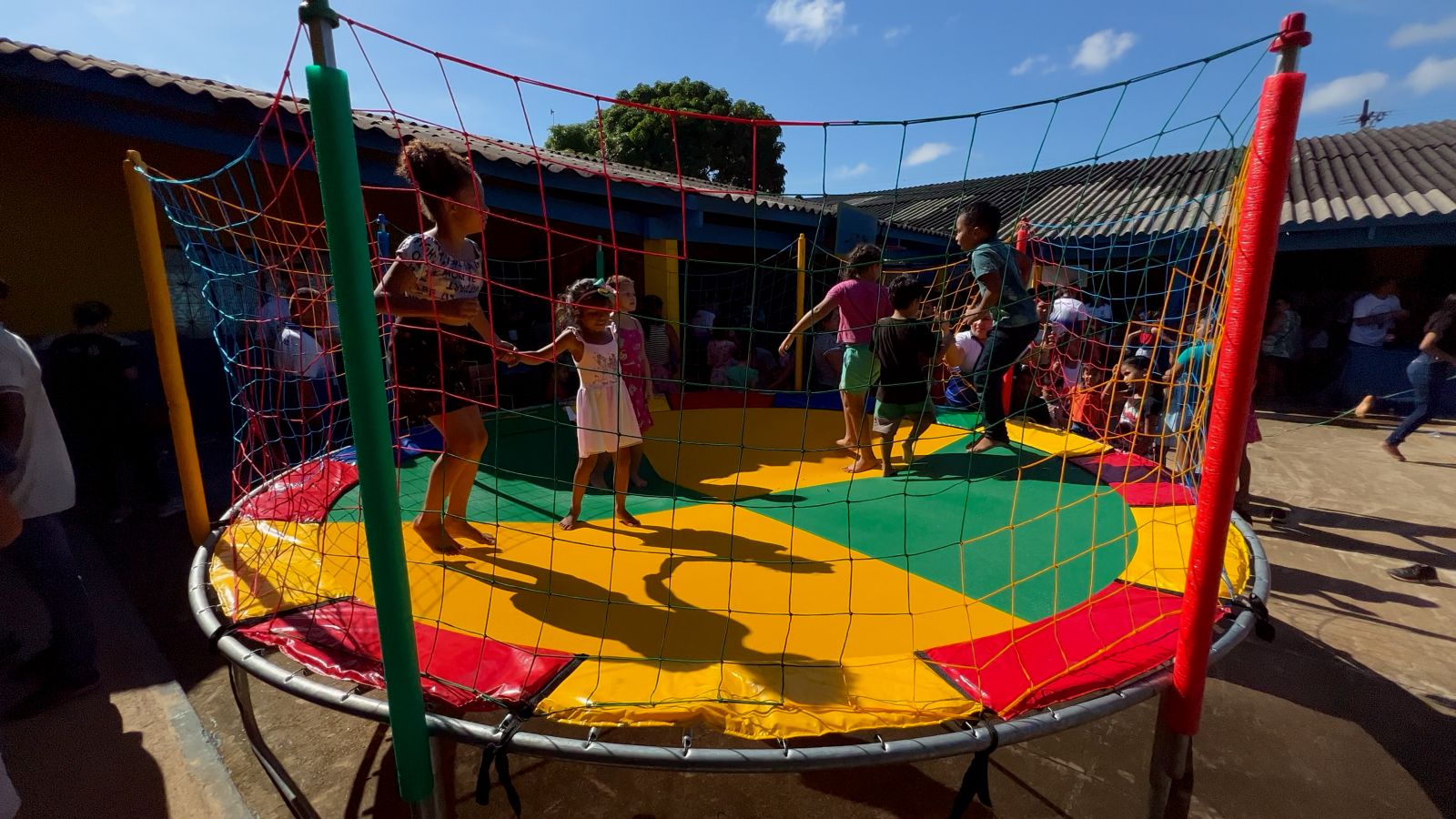 Como sempre, o pula-pula é uma das atrações mais disputadas entre os pequenos