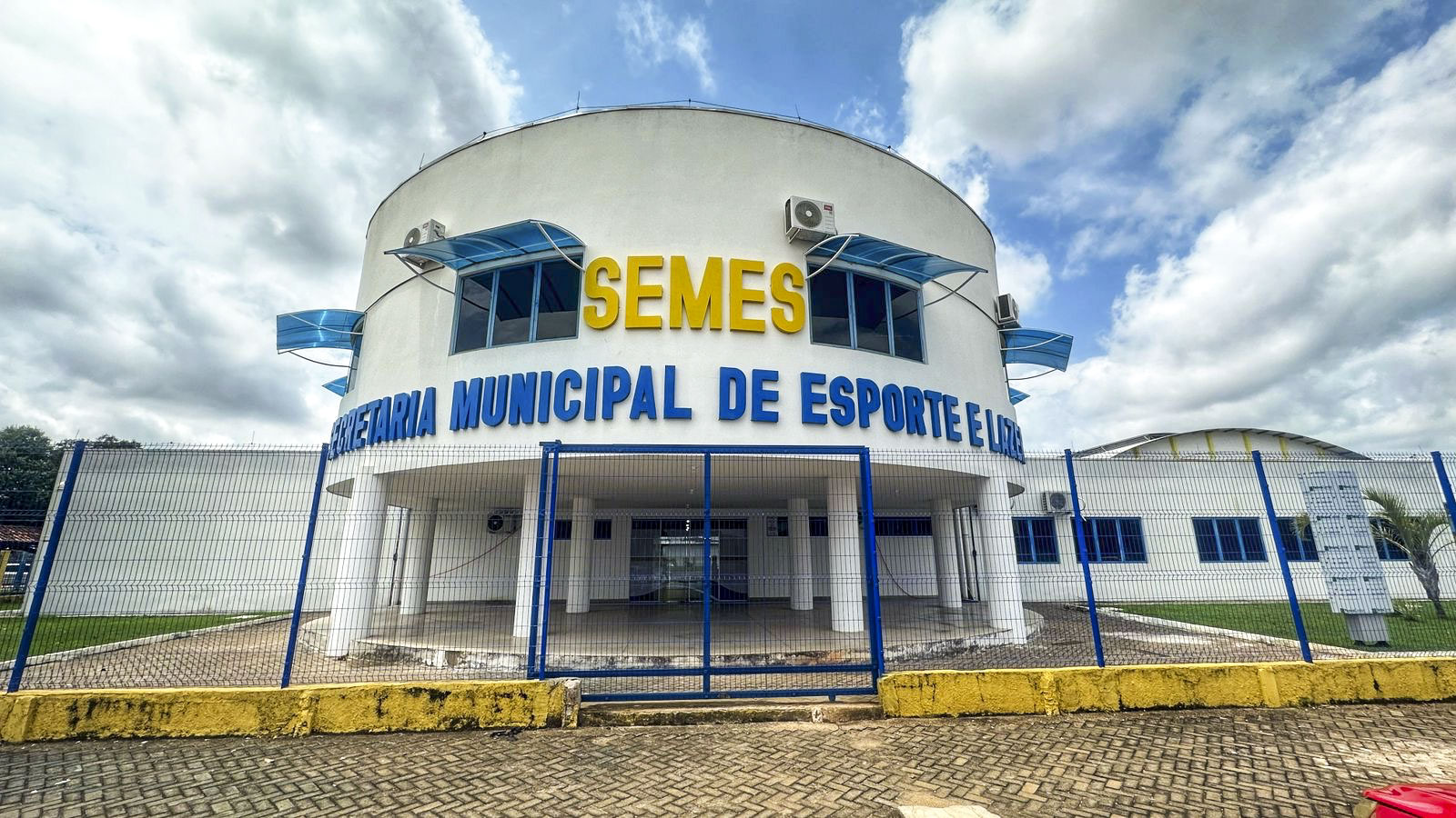 No local também funciona a sede da Semes