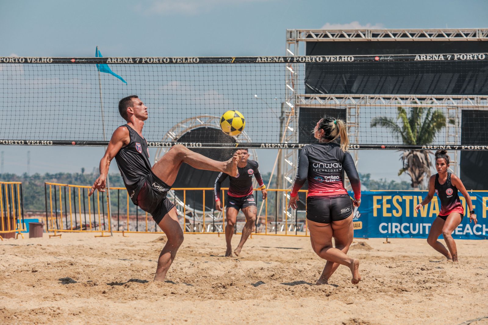 As duplas de futevôlei proporcionaram um verdadeiro show na arena