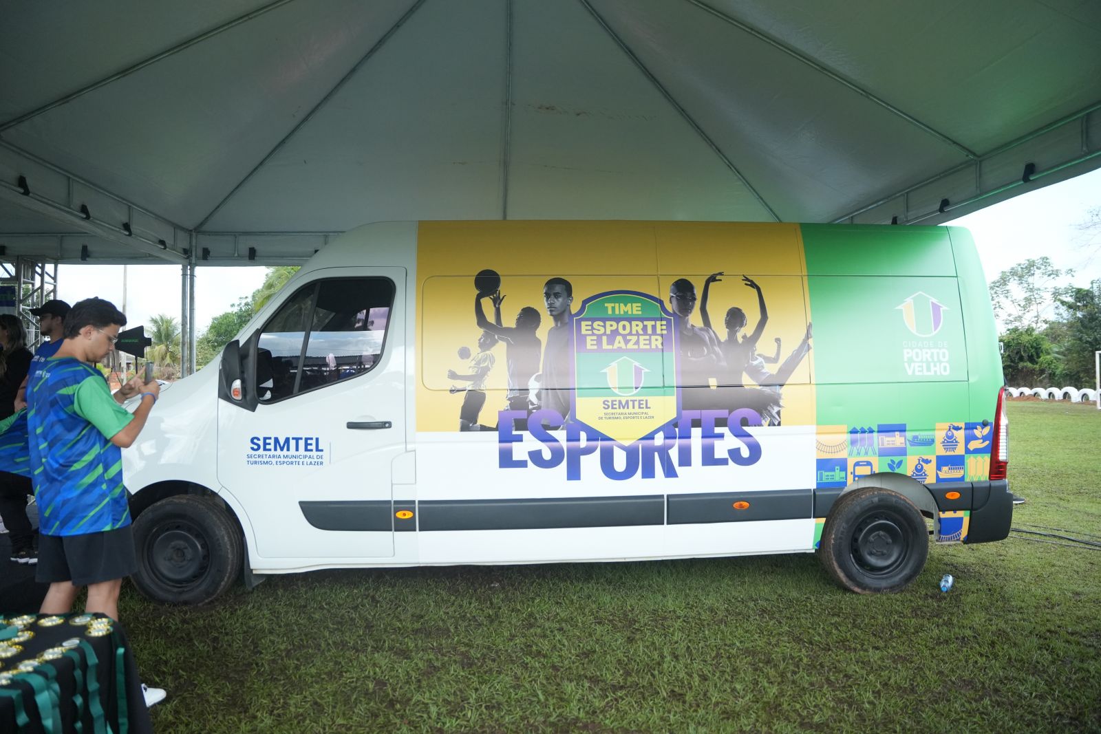 Van irá promover a aproximação e a participação dos jovens que fazem parte do projeto
