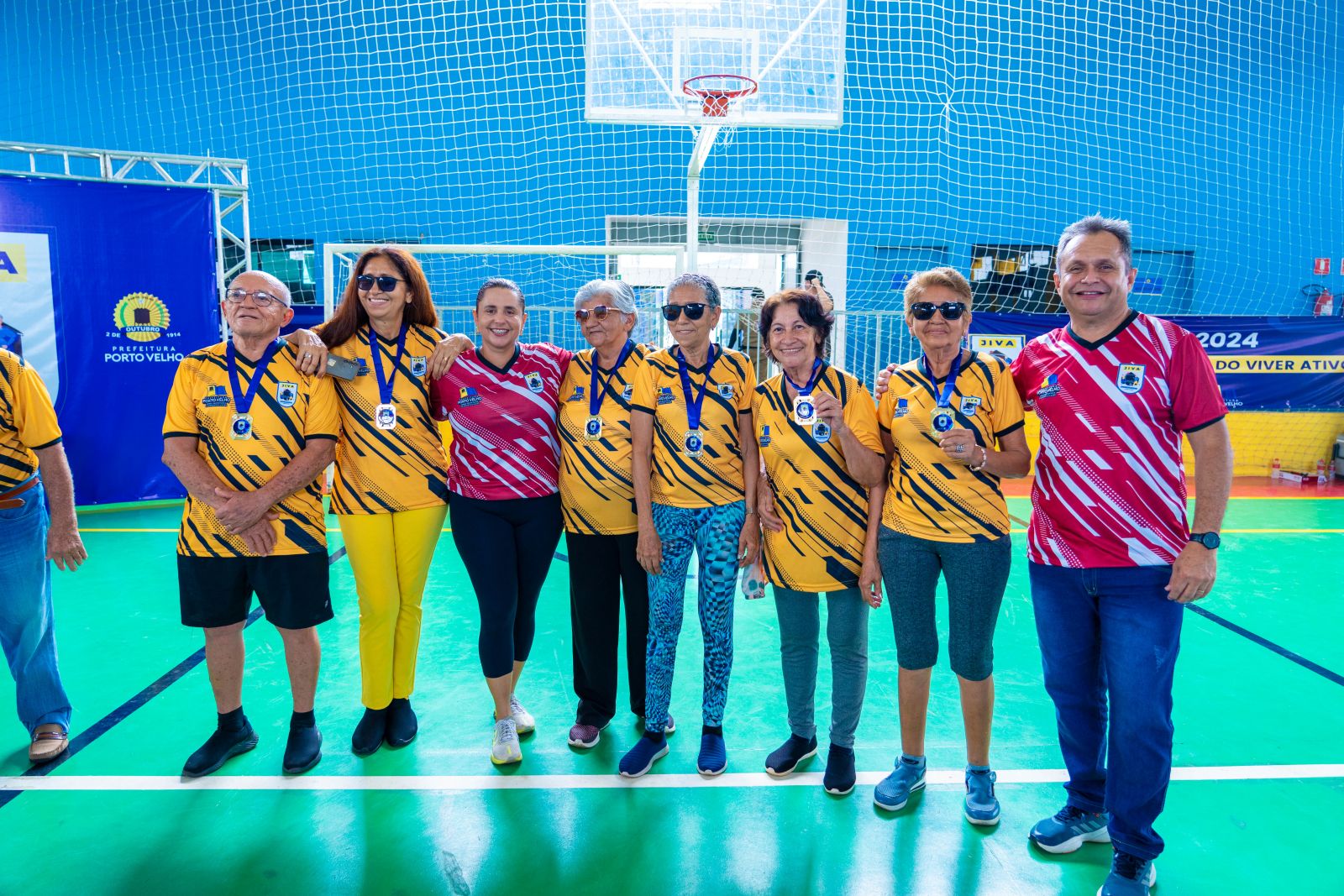 Edilson Pacheco e professora Patrícia Maus com a equipe Guerreiros Destemidos