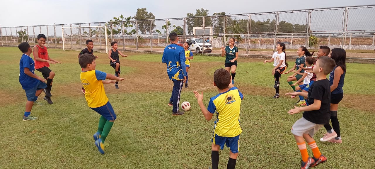 A escolinha de futebol de campo funciona gratuitamente com 72 alunos