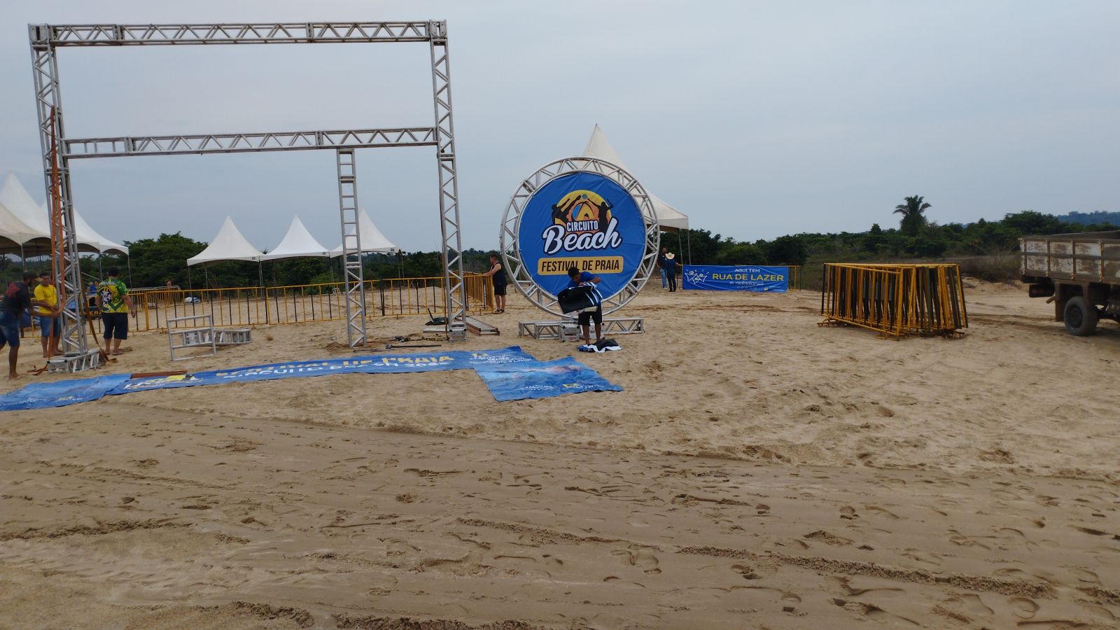 Estrutura da arena sendo montada para o festival de praia