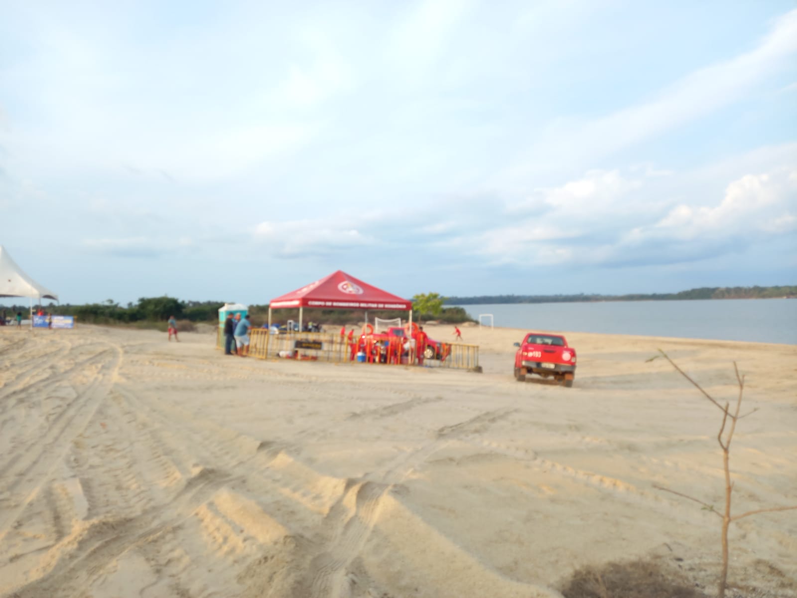 Há barracas de segurança instaladas na praia