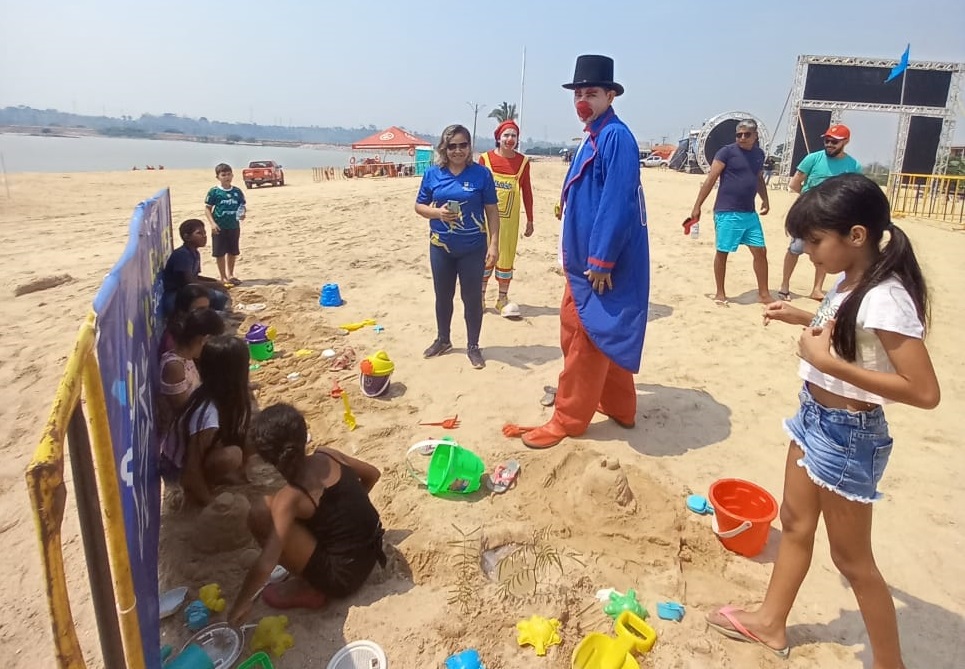 Entre as brincadeiras, as crianças também estão fazendo esculturas de areia