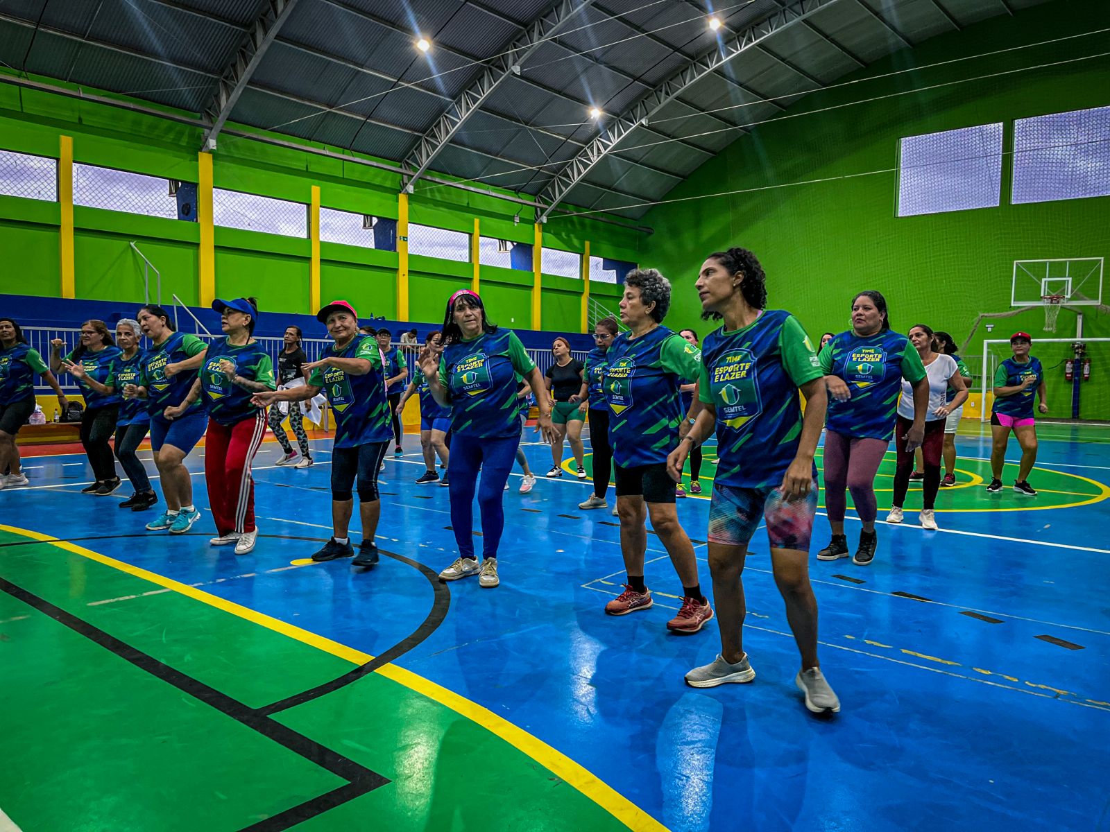 Além de estimular o corpo, a dança também contribui diretamente para a saúde física e mental