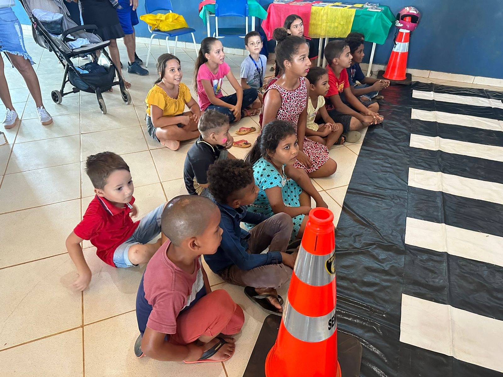 As crianças tiveram um momento especial com a Semtran, com palestra lúdica de educação de trânsito