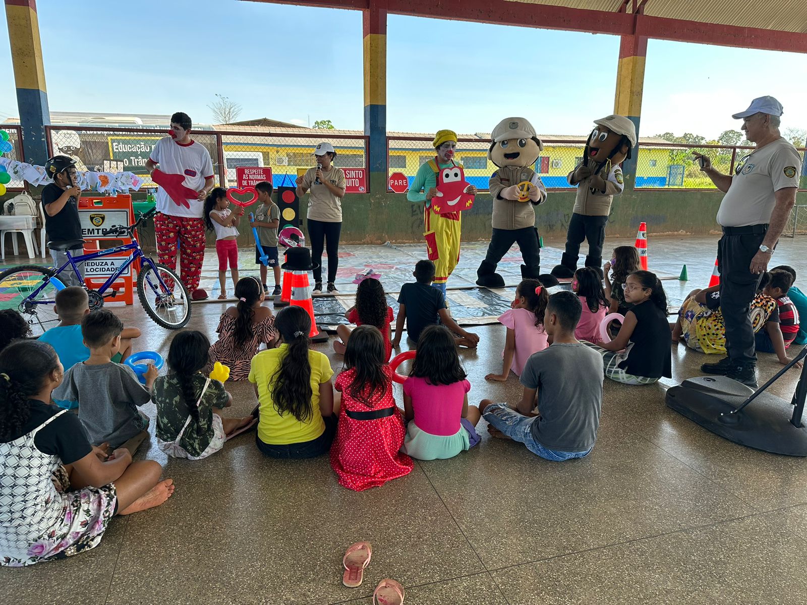 Os mascotes da Semtran educam e chamam a atenção das crianças