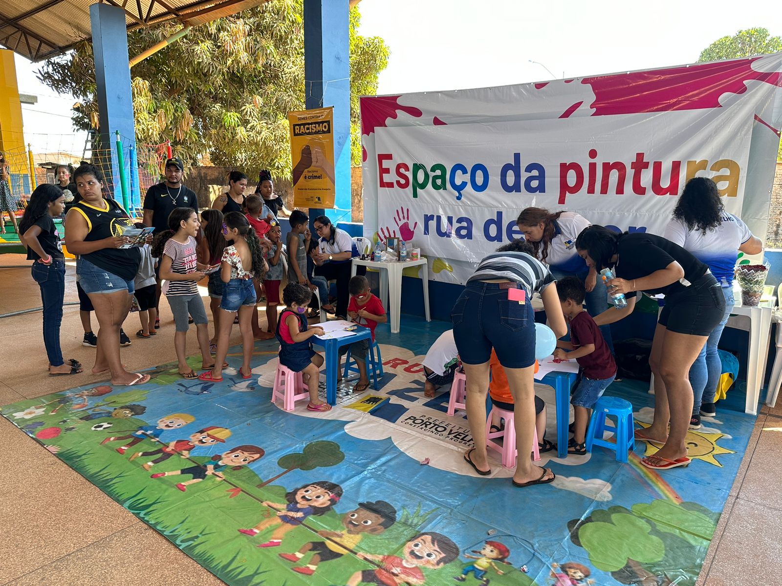 A pintura sempre atrai as crianças para o espaço colorido