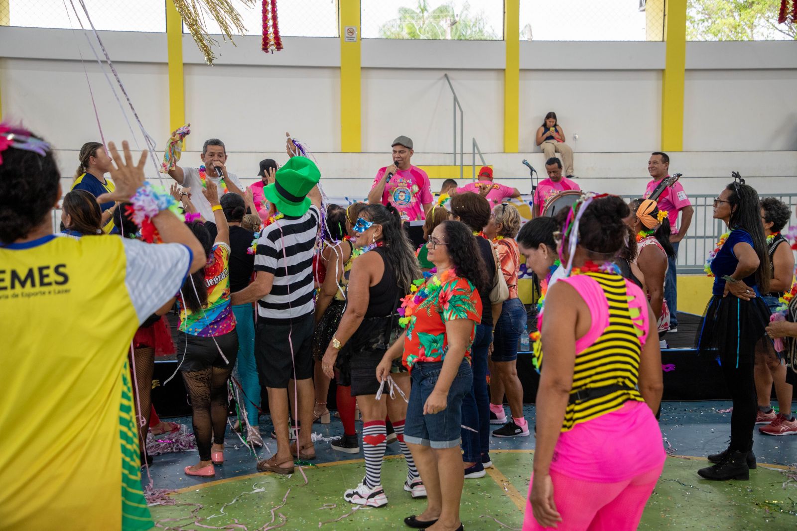 Participantes do projeto 'Viver Ativo' caíram na folia