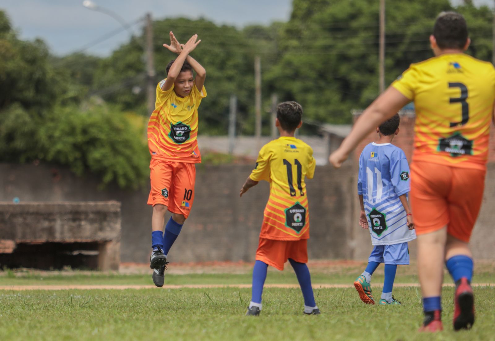 Crianças são orientadas e supervisionadas por profissionais de Educação Física