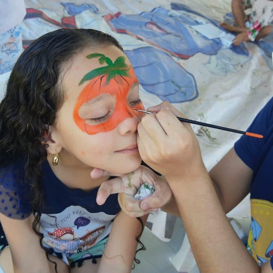 A recreação infantil conta com a pintura facial que encanta a meninada