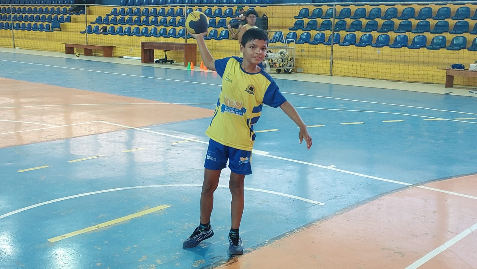 Há dois anos, João começou praticar handebol no Programa Talentos do Futuro