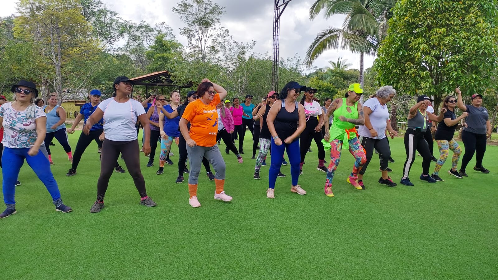 A música e a dança não poderiam faltar nesse momento de lazer