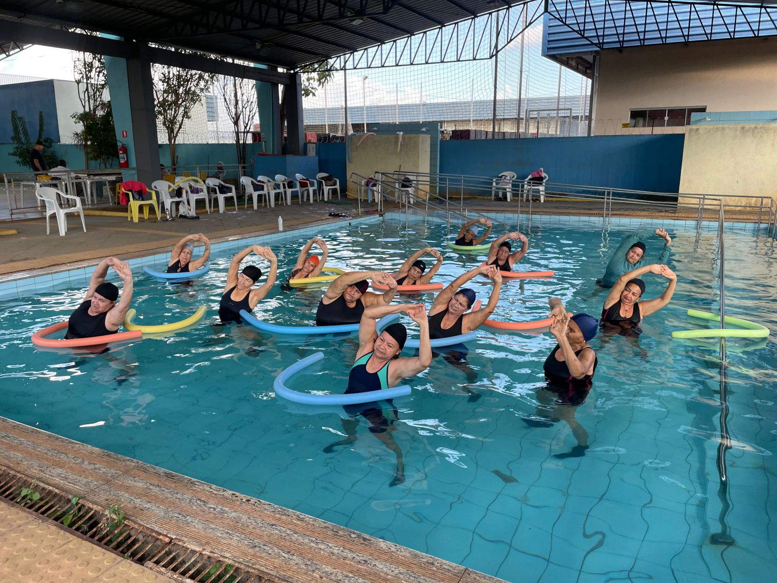 Cerca de 50 alunos participam das aulas de hidroginástica realizadas no CCI