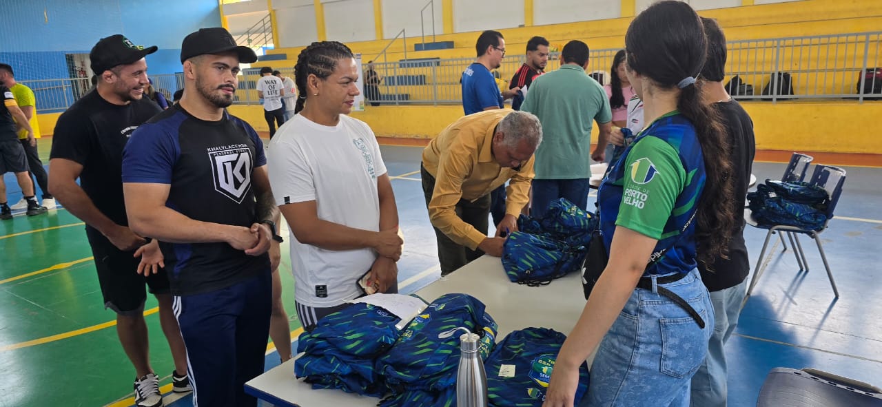 Atletas receberam o kit com os uniformes, entregues pela comissão da Semtel