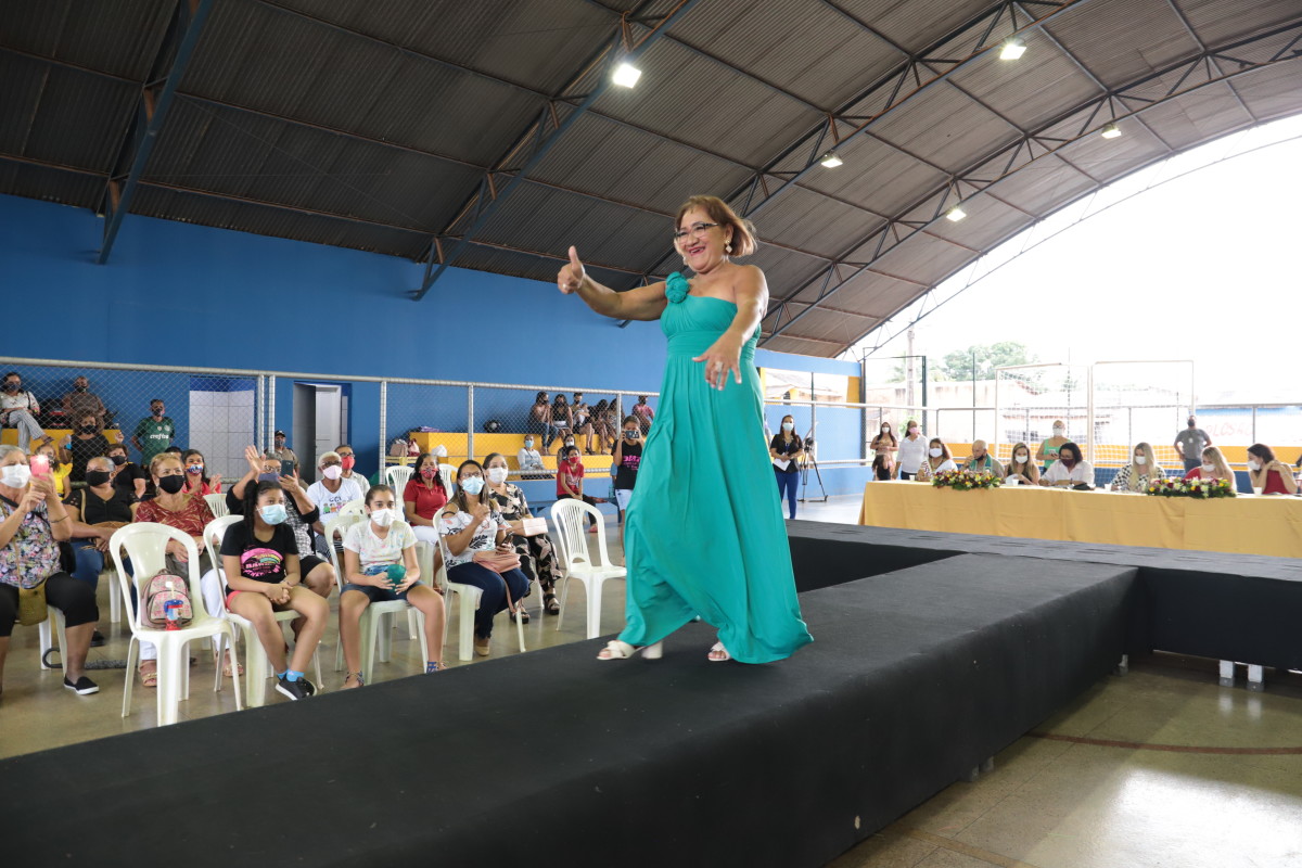 As mulheres escolhem a melhor vestimenta para desfilar na passarela