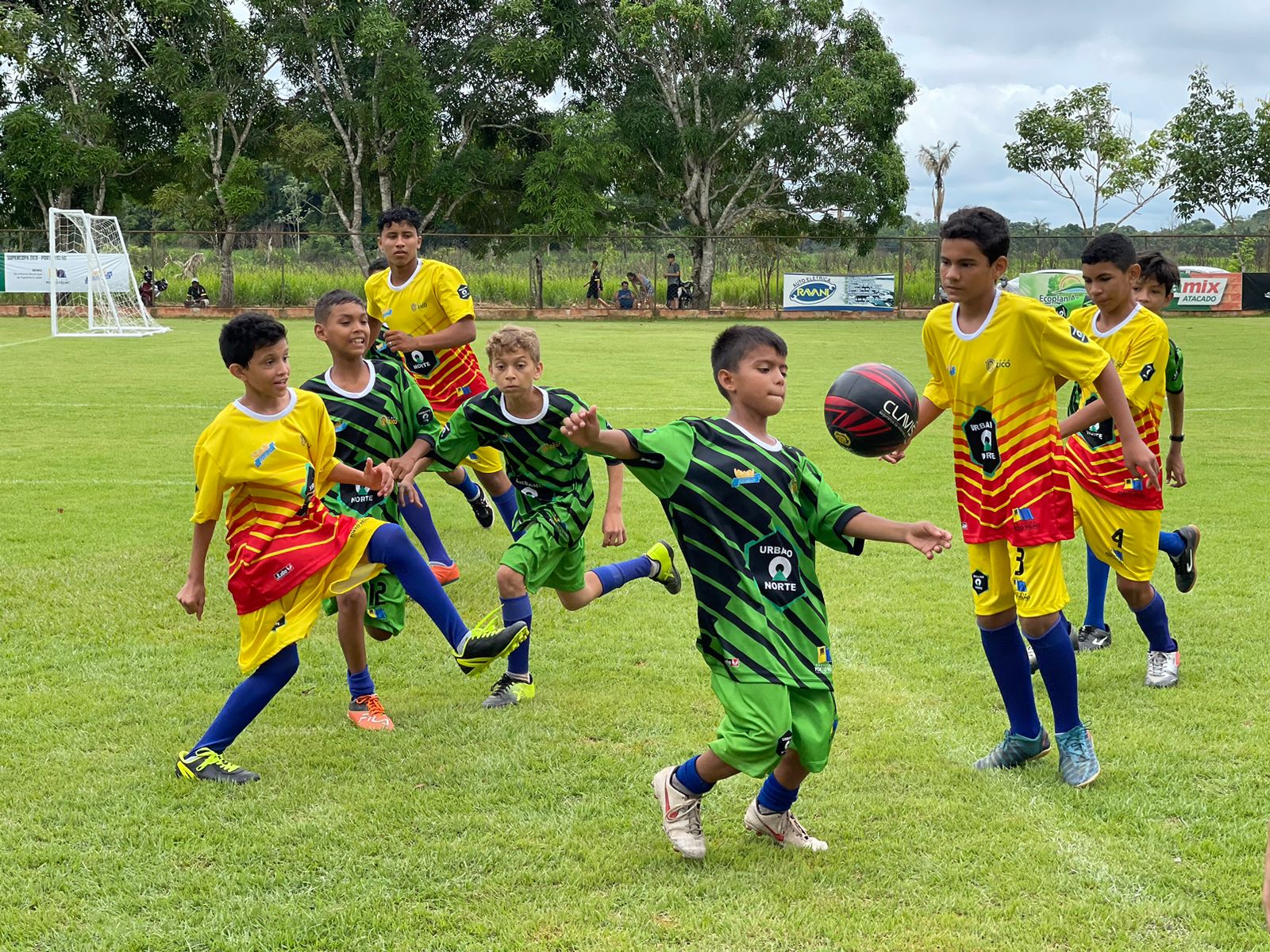 A Semes fornecerá materiais esportivos para treinos e competições dos alunos nos bairros