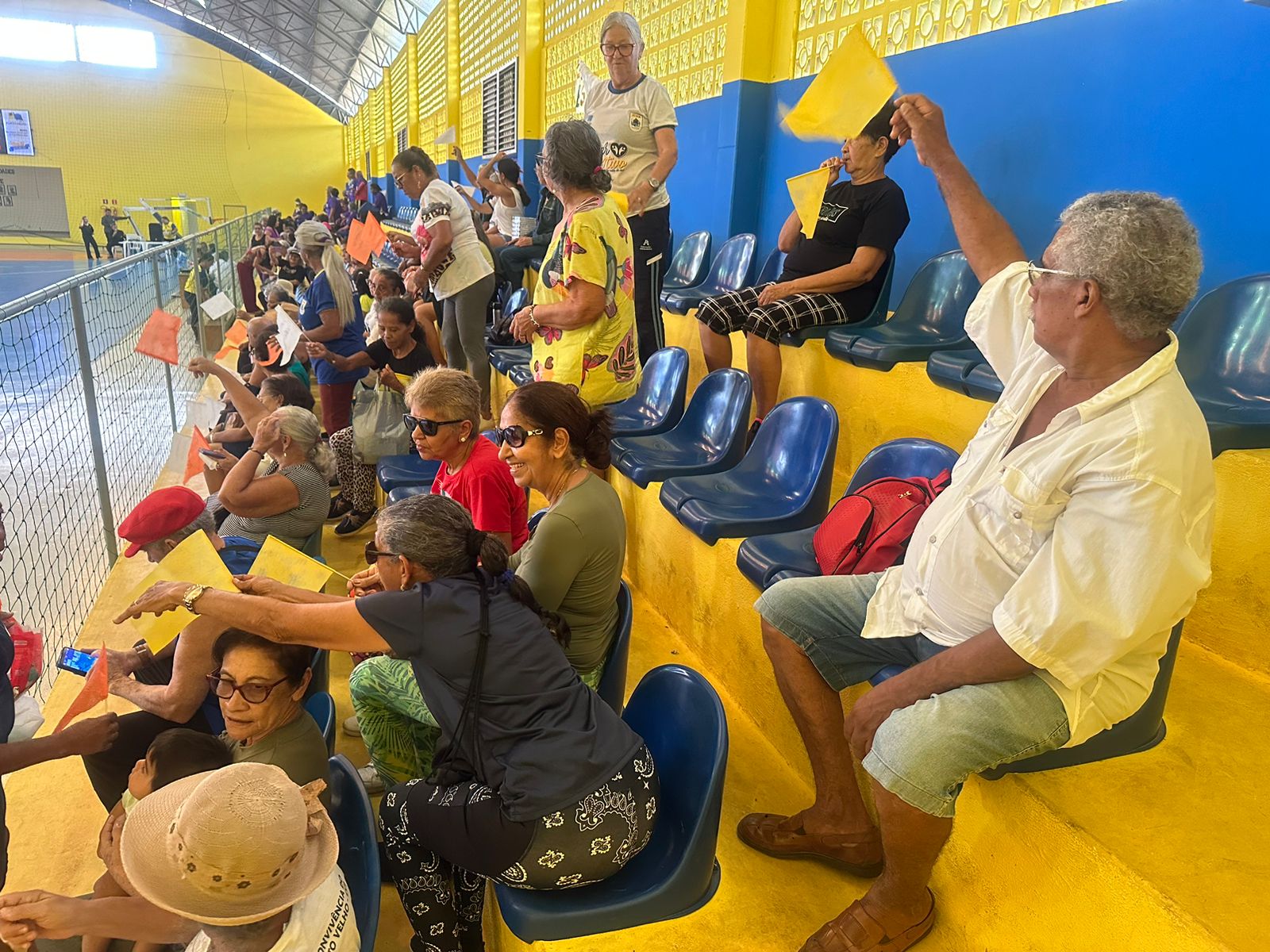 Amigos e familiares dos participantes comparecem nas arquibancadas 