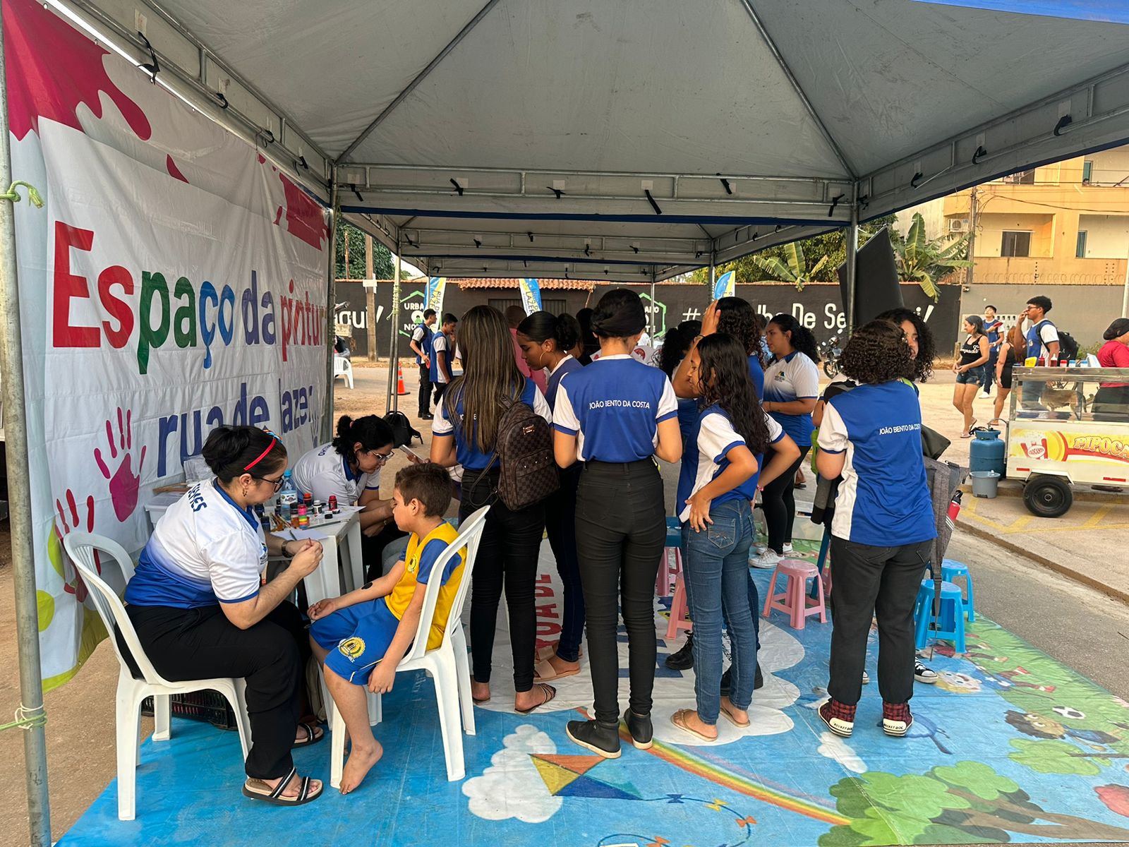 O espaço de pintura atraiu muitas crianças e adolescentes