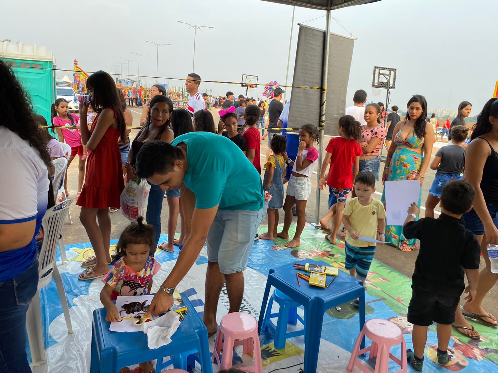 O espaço de pintura sempre agrada aos pequeninos