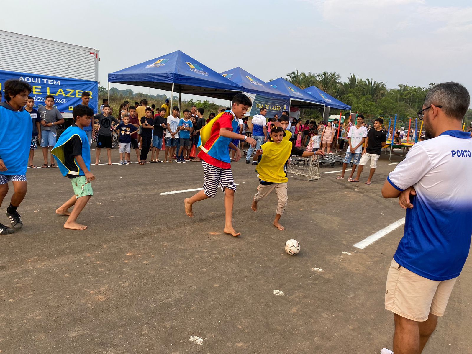 O futebol de travinha é uma das atividades desenvolvidas pelo projeto