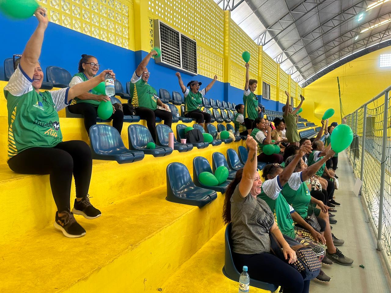 A torcida animada incentivava os amigos em competição