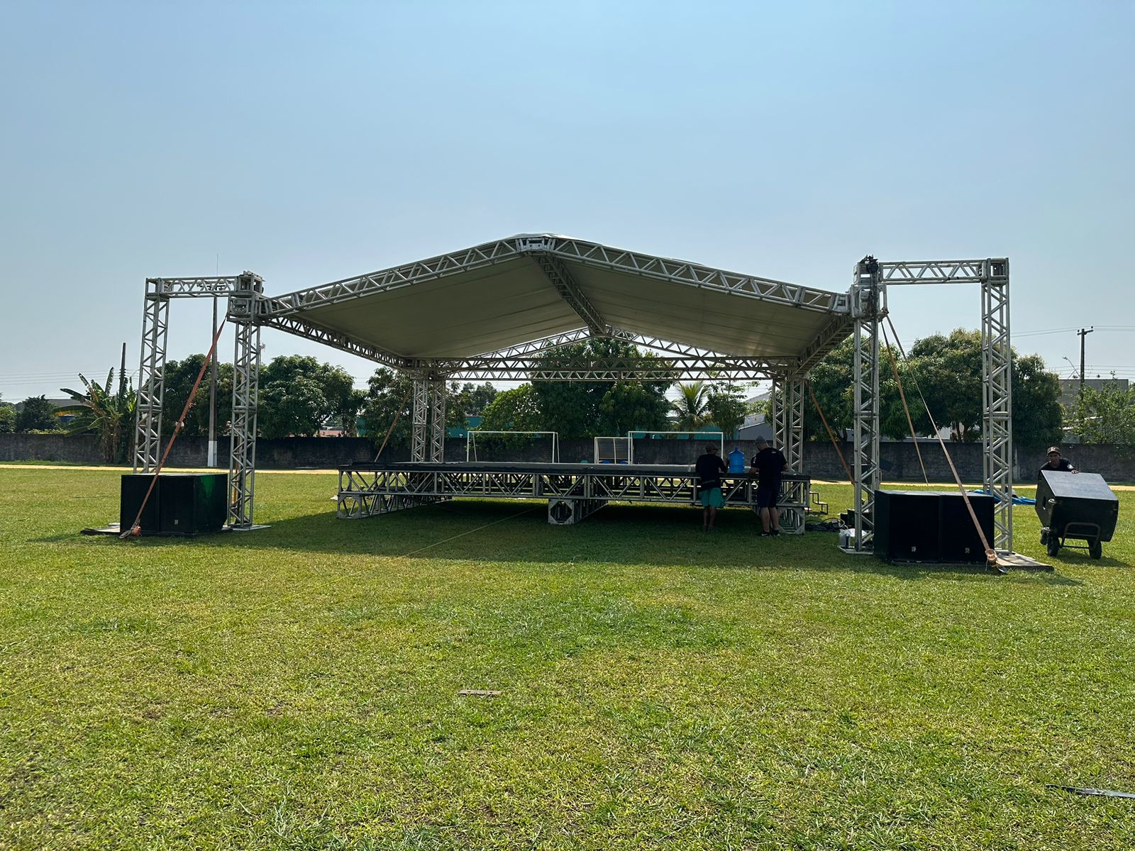 As estruturas de palco e som já estão montadas