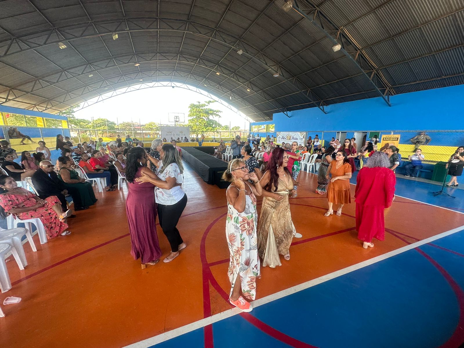 A festa contou com uma banda ao vivo, que animou os participantes