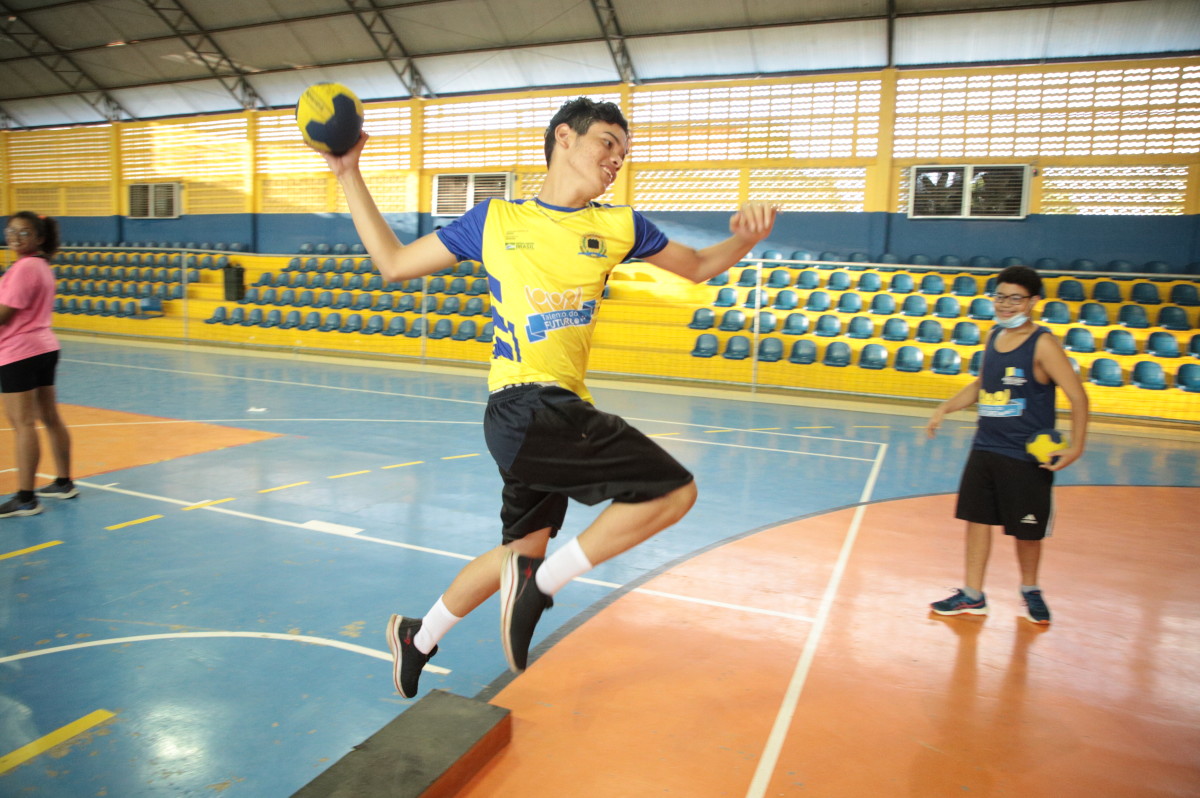 Entre as modalidades oferecidas, o handebol também atrai crianças e adolescentes 