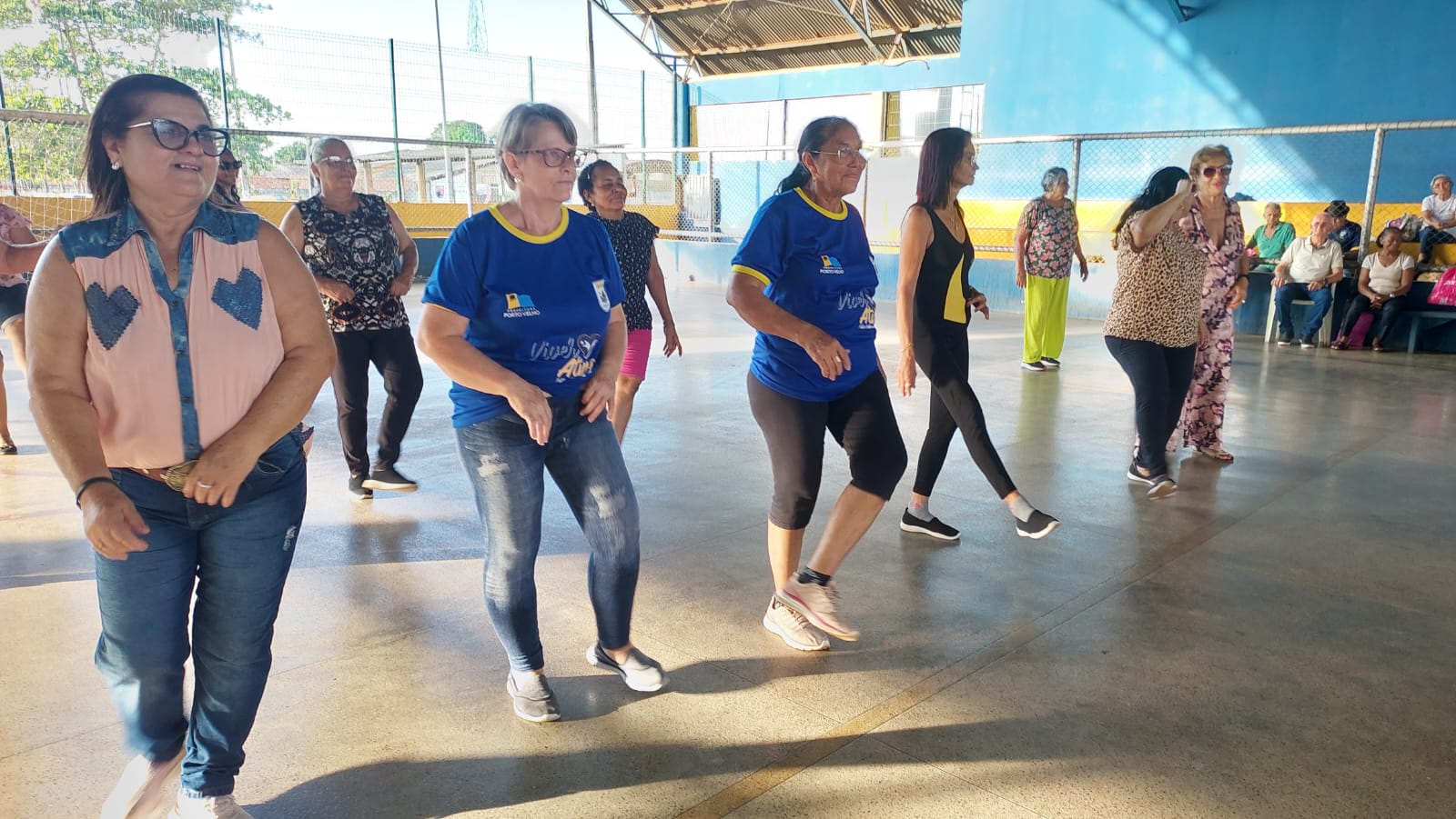 Teve música e dança com todas as mamães presentes