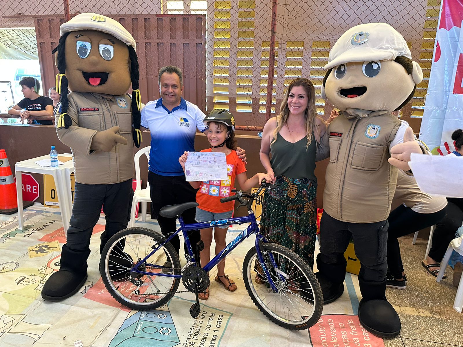 Maria Clara ganhou uma bicicleta no concurso de desenho