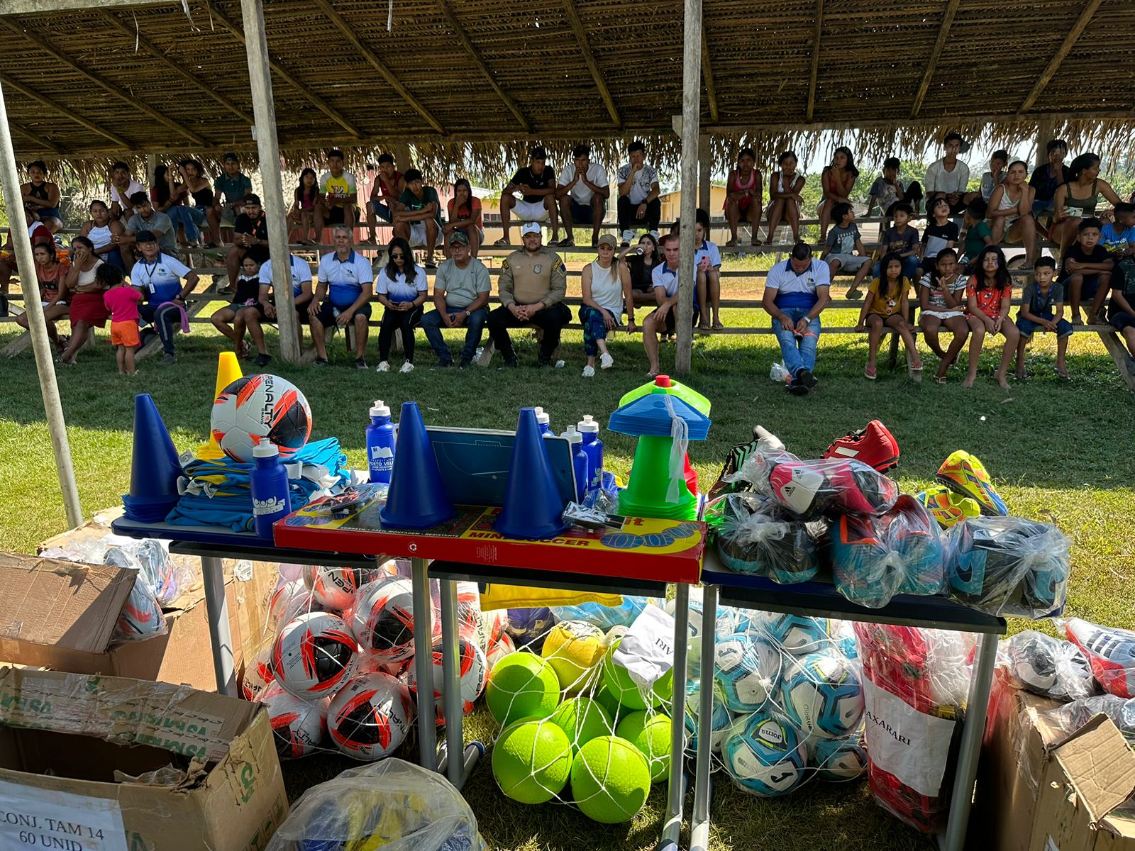 Foram entregues bolas, coletes, traves, cones, pranchetas, apitos e diversos outros materiais esportivos