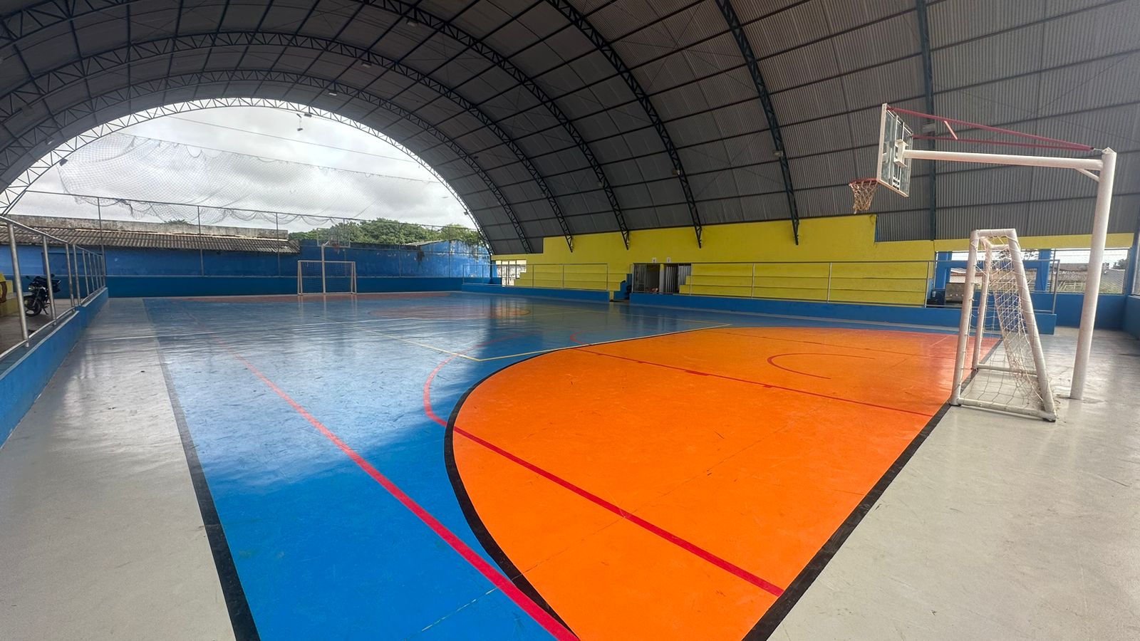 Na quadra são realizadas aulas de capoeira, futsal e do programa qualidade de vida