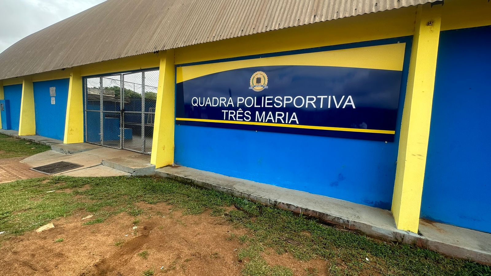 Os moradores da comunidade são beneficiados com aulas de futsal e basquete