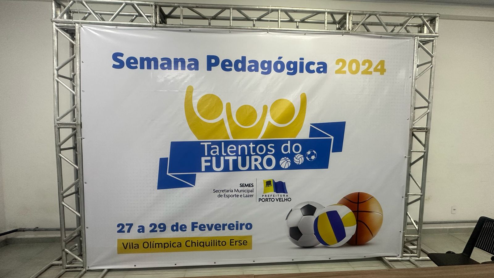 O programa oferece escolas de iniciação esportiva para crianças e jovens