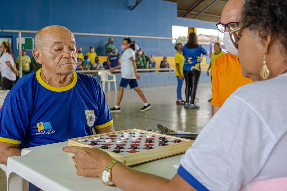 Os participantes estão divididos em quatro equipes para as disputas