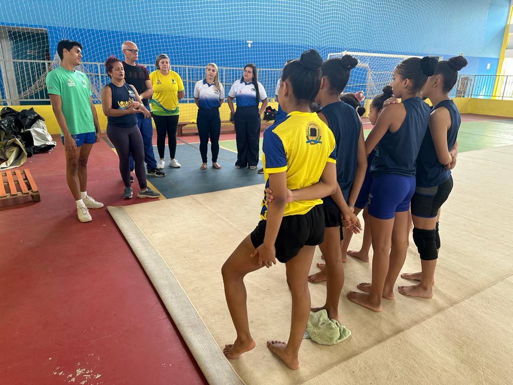 O jovem atleta apresentou às alunas técnicas e movimentos que são desenvolvidos na ginástica aeróbica